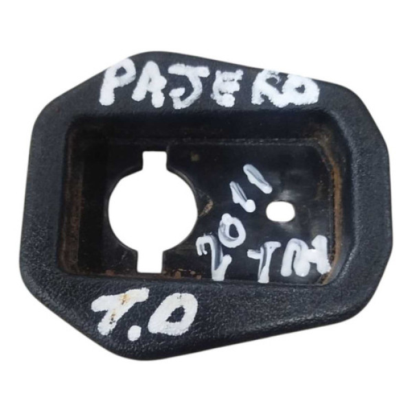 Gancho Porta Malas Traseira Direita Mitsubishi Pajero 2011  