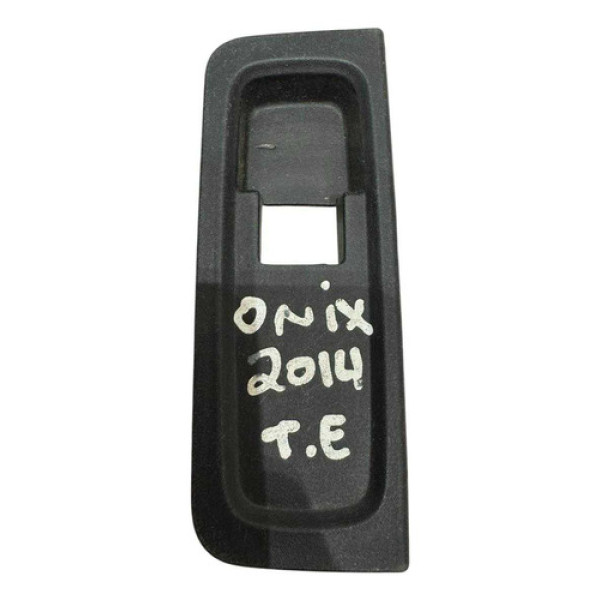 Moldura Botão Vidro Traseiro Esquerdo Gm Onix 2014 94773047