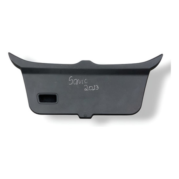 Acabamento Tampa Traseira Chevrolet Sonic 2013 95909992 - Preto