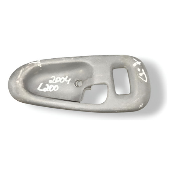 Moldura Maçaneta Interna Tras Direita L200 2004 Mr144546 - Cinza - Traseira